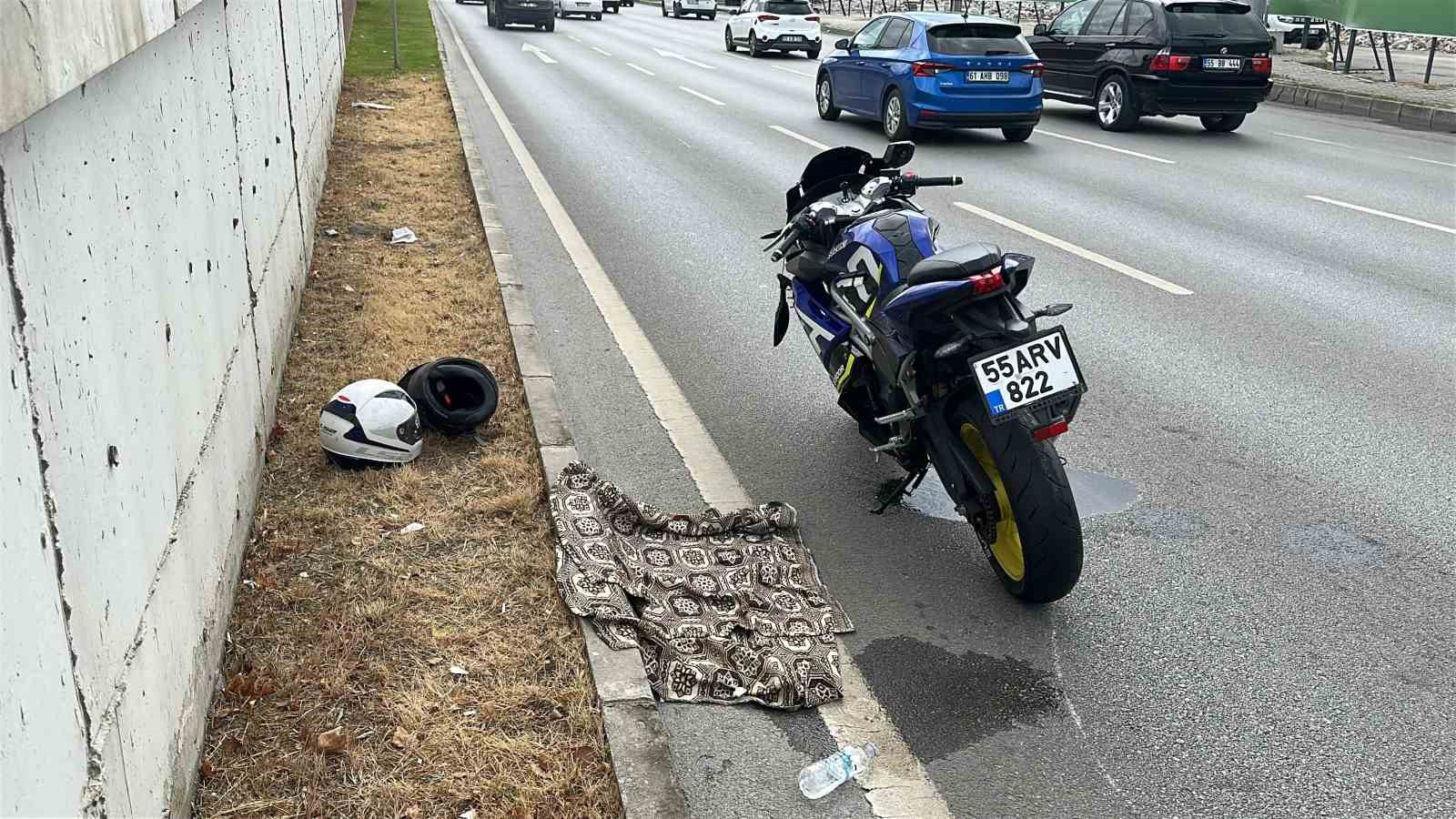Samsun’da devrilen motosikletteki 2 kişi yaralandı