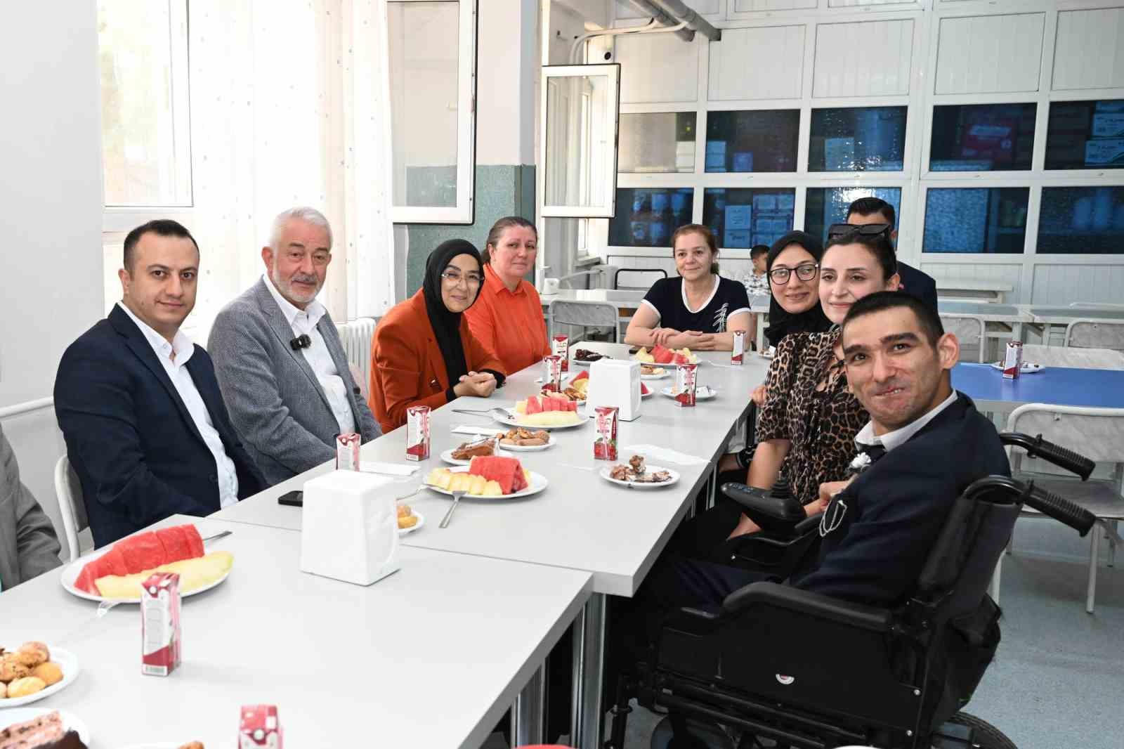 Başkan Başdeğirmen, engelli öğrencilerin doğum günü sevincine ortak oldu