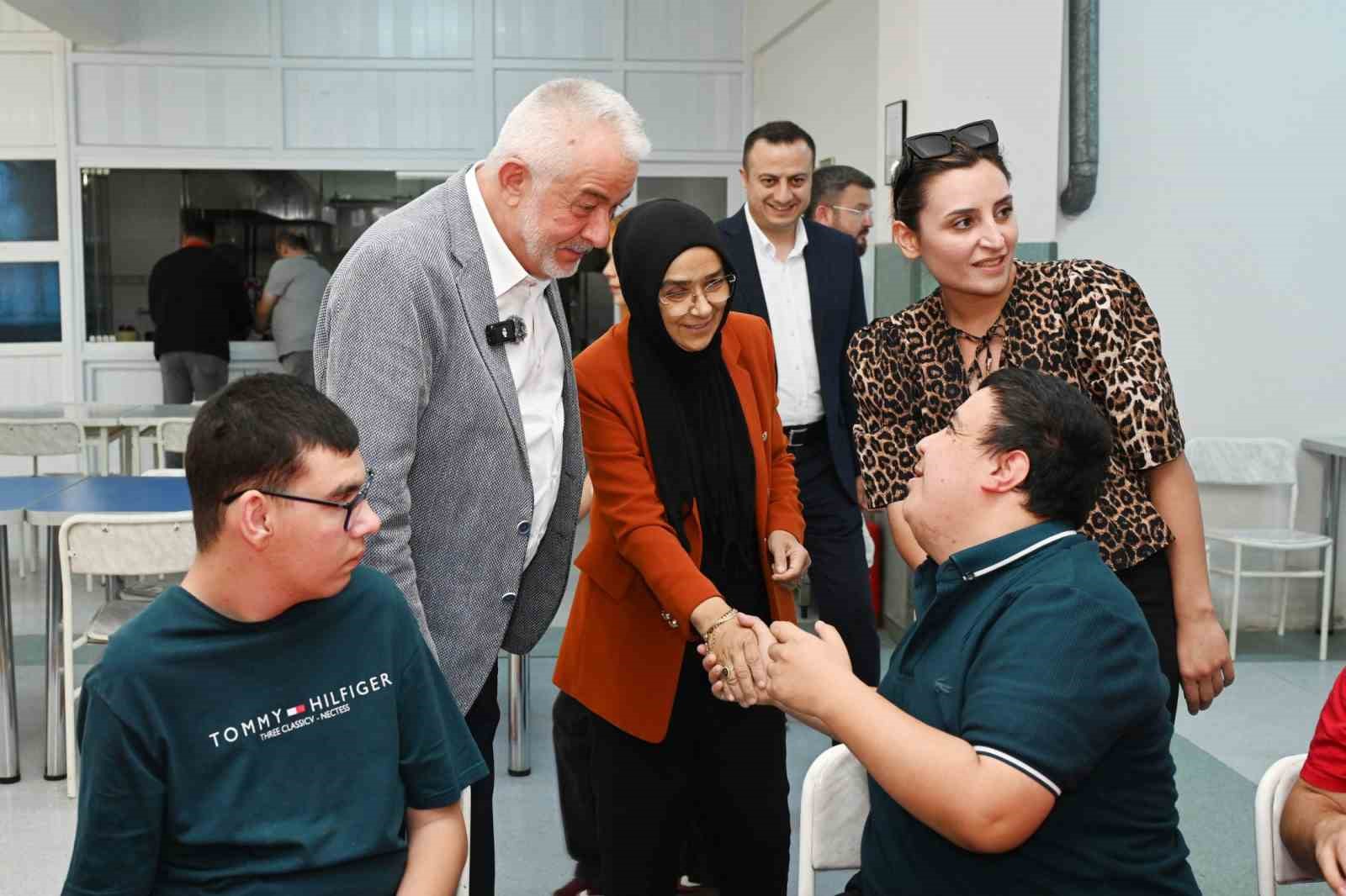 Başkan Başdeğirmen, engelli öğrencilerin doğum günü sevincine ortak oldu
