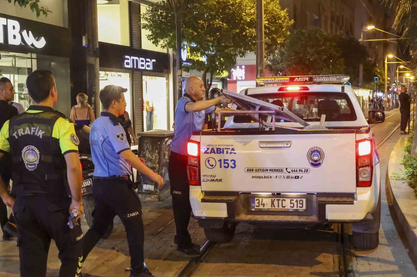 Büyükşehir zabıtasından kaldırım işgallerine sıkı denetim