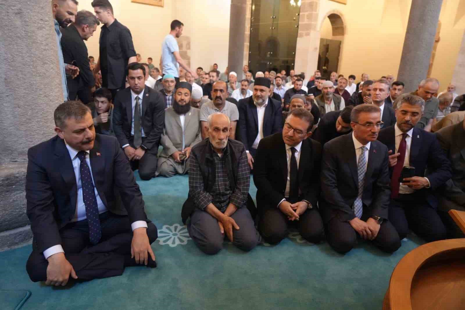 Tarihi Fetih Camii restorasyonun ardından ibadete açıldı