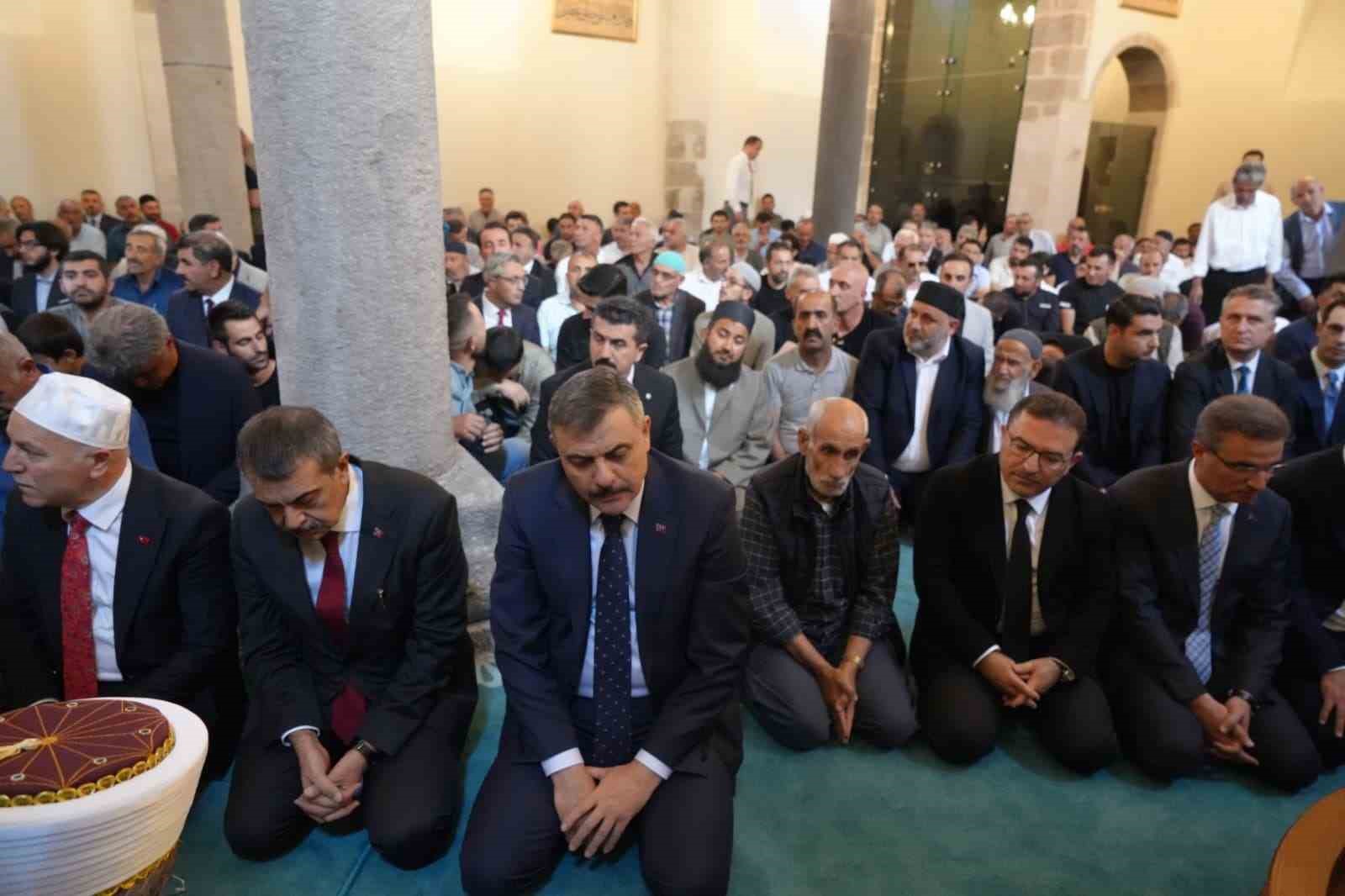 Tarihi Fetih Camii restorasyonun ardından ibadete açıldı