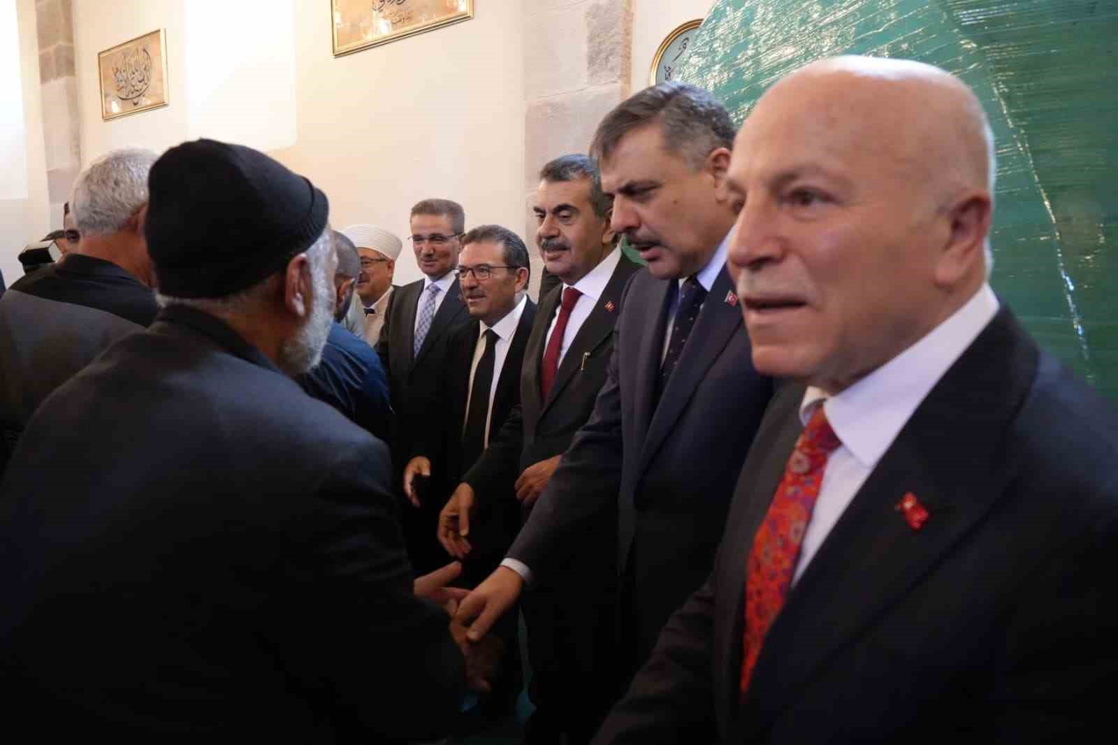 Tarihi Fetih Camii restorasyonun ardından ibadete açıldı