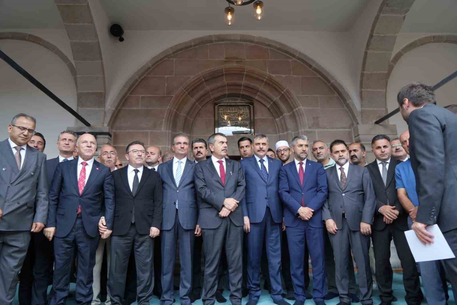 Tarihi Fetih Camii restorasyonun ardından ibadete açıldı
