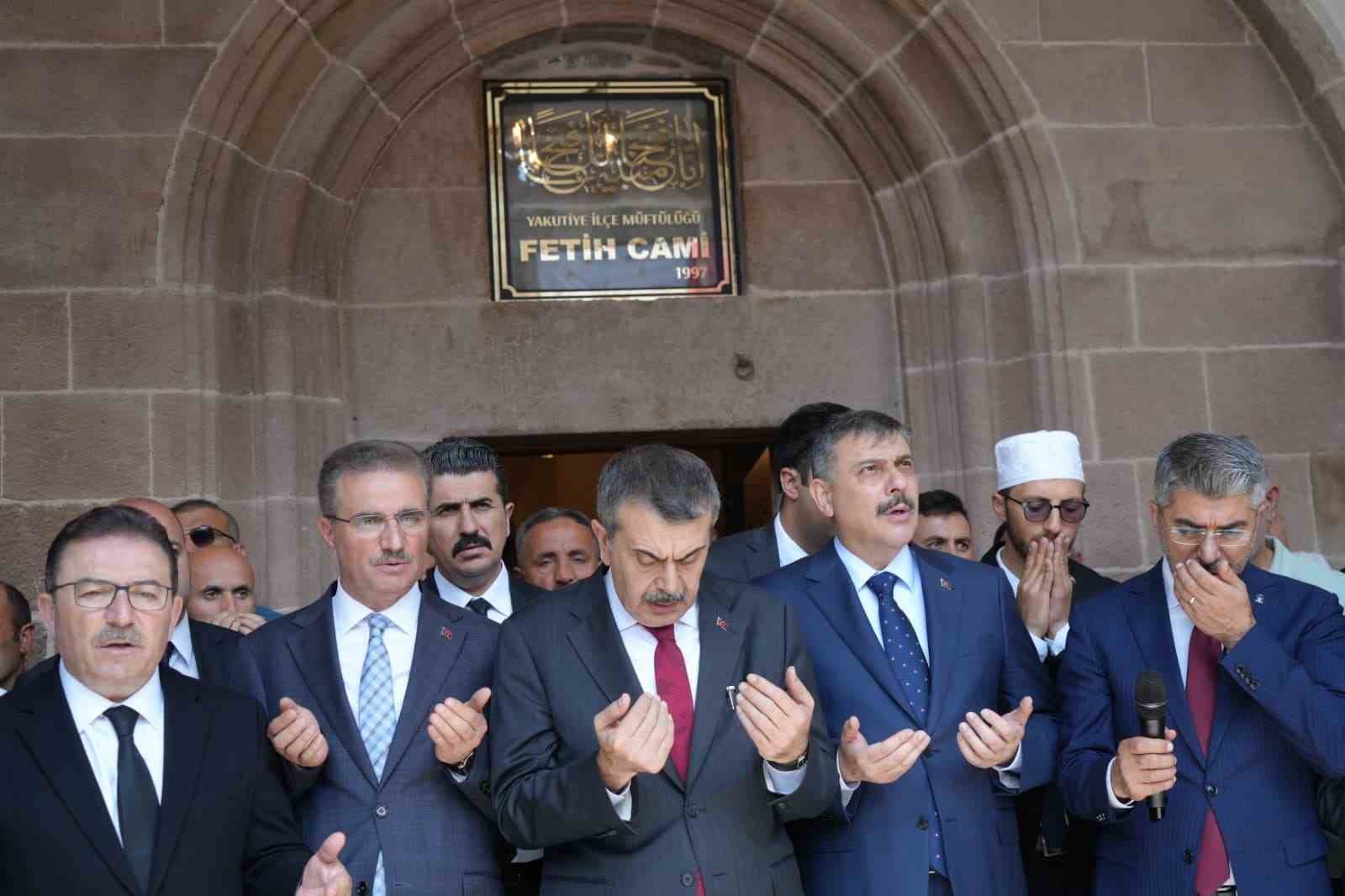 Tarihi Fetih Camii restorasyonun ardından ibadete açıldı