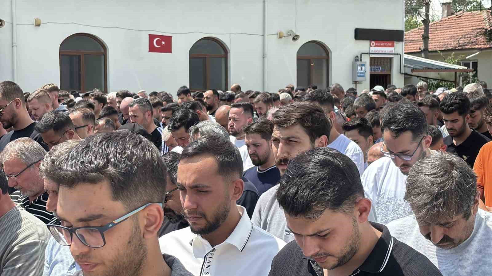 Bolu’da uçuruma yuvarlanan cipte hayatını kaybeden iki sevgili son yolculuklarına uğurlandı