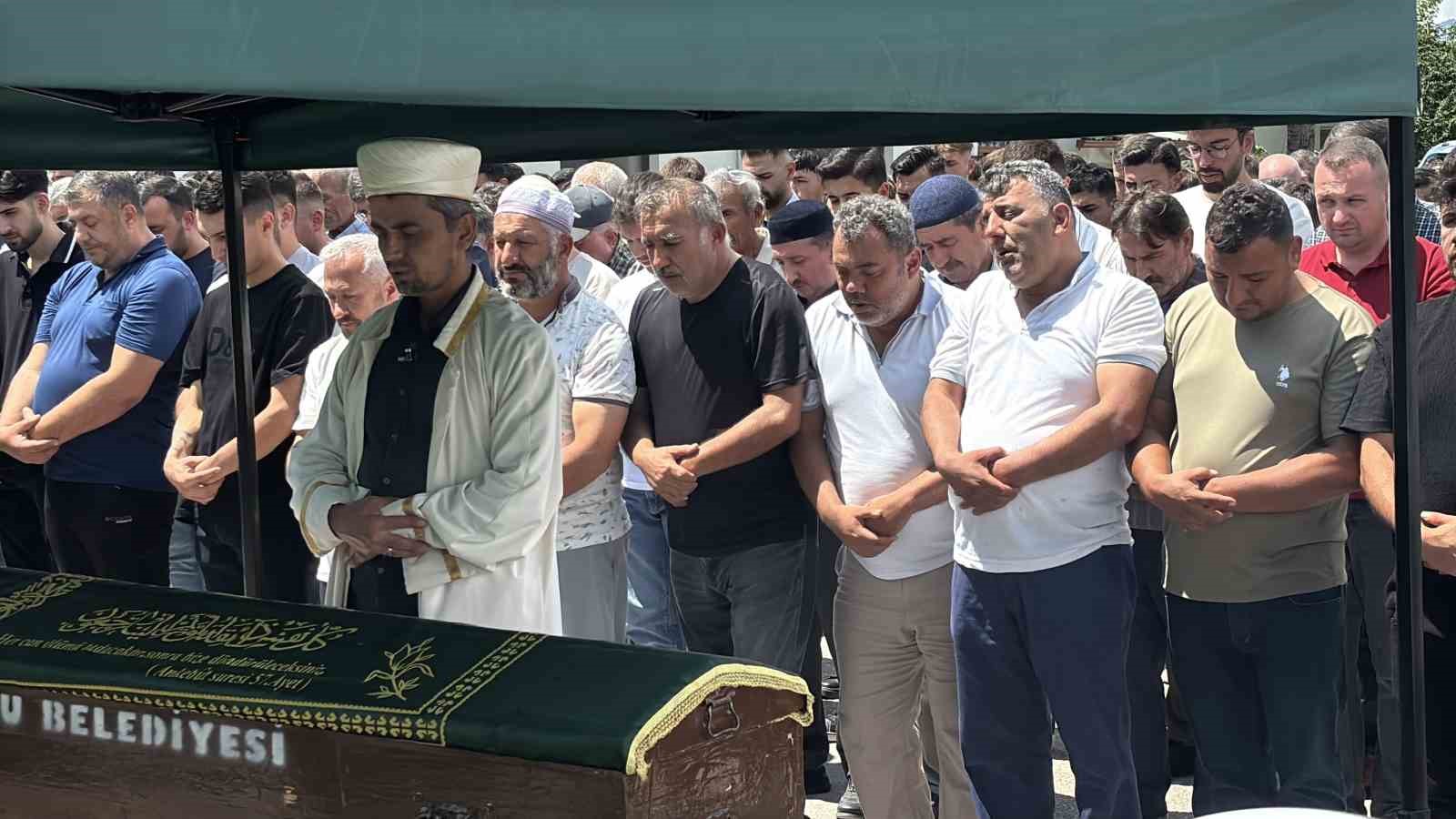Bolu’da uçuruma yuvarlanan cipte hayatını kaybeden iki sevgili son yolculuklarına uğurlandı