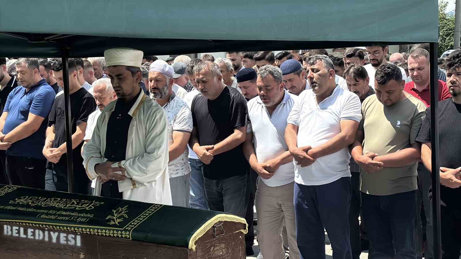 Bolu’da uçuruma yuvarlanan cipte hayatını kaybeden iki sevgili son yolculuklarına uğurlandı