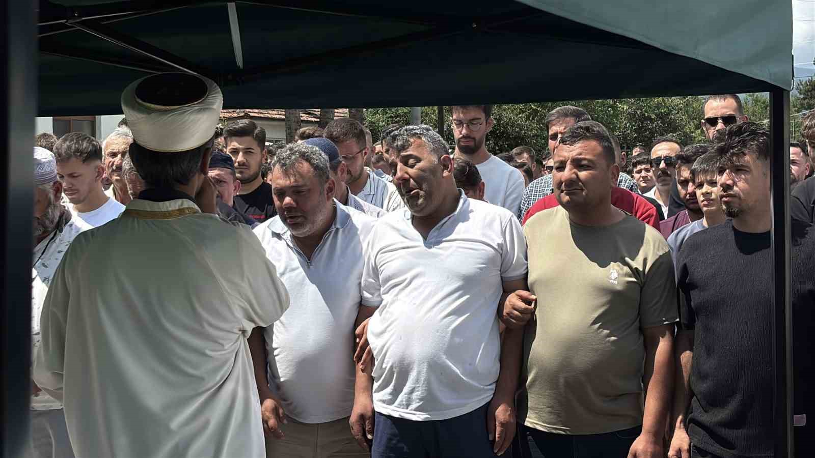 Bolu’da uçuruma yuvarlanan cipte hayatını kaybeden iki sevgili son yolculuklarına uğurlandı