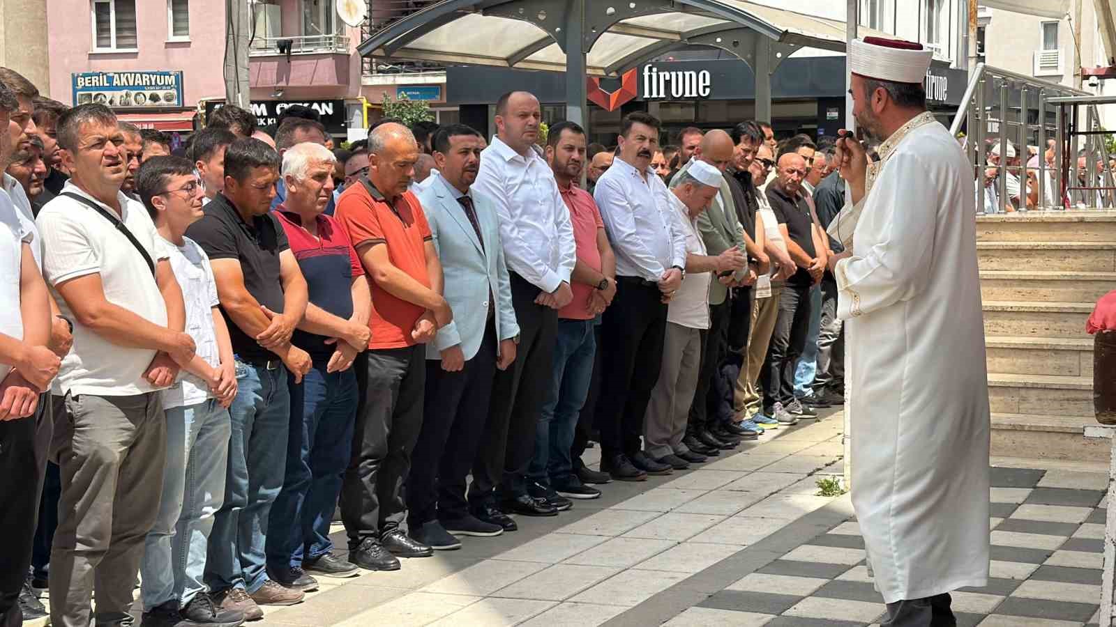 Bolu’da uçuruma yuvarlanan cipte hayatını kaybeden iki sevgili son yolculuklarına uğurlandı