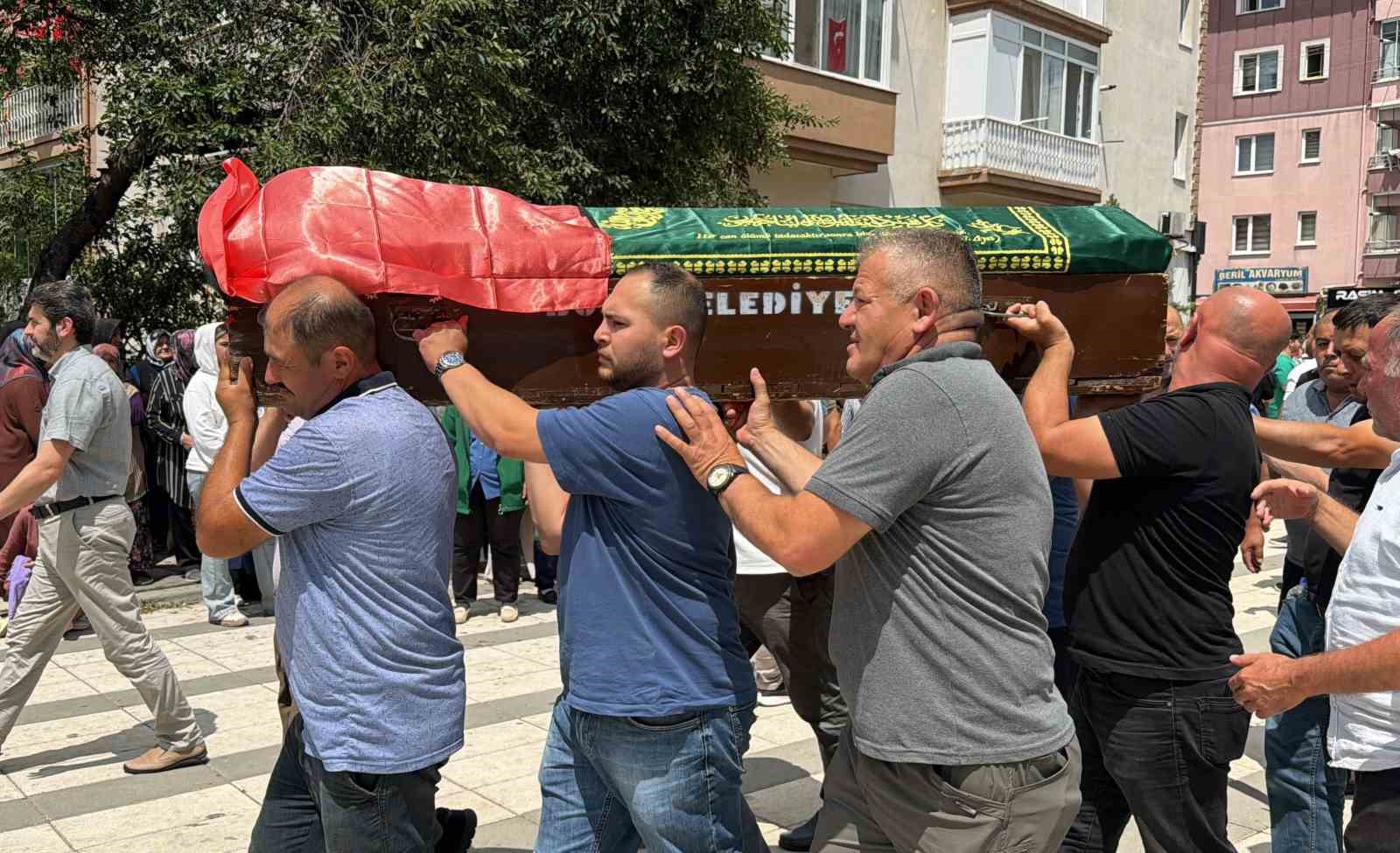 Bolu’da uçuruma yuvarlanan cipte hayatını kaybeden iki sevgili son yolculuklarına uğurlandı