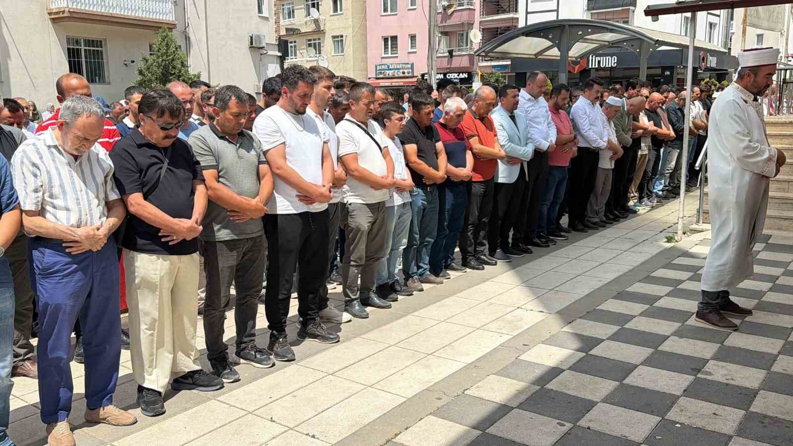Bolu’da uçuruma yuvarlanan cipte hayatını kaybeden iki sevgili son yolculuklarına uğurlandı