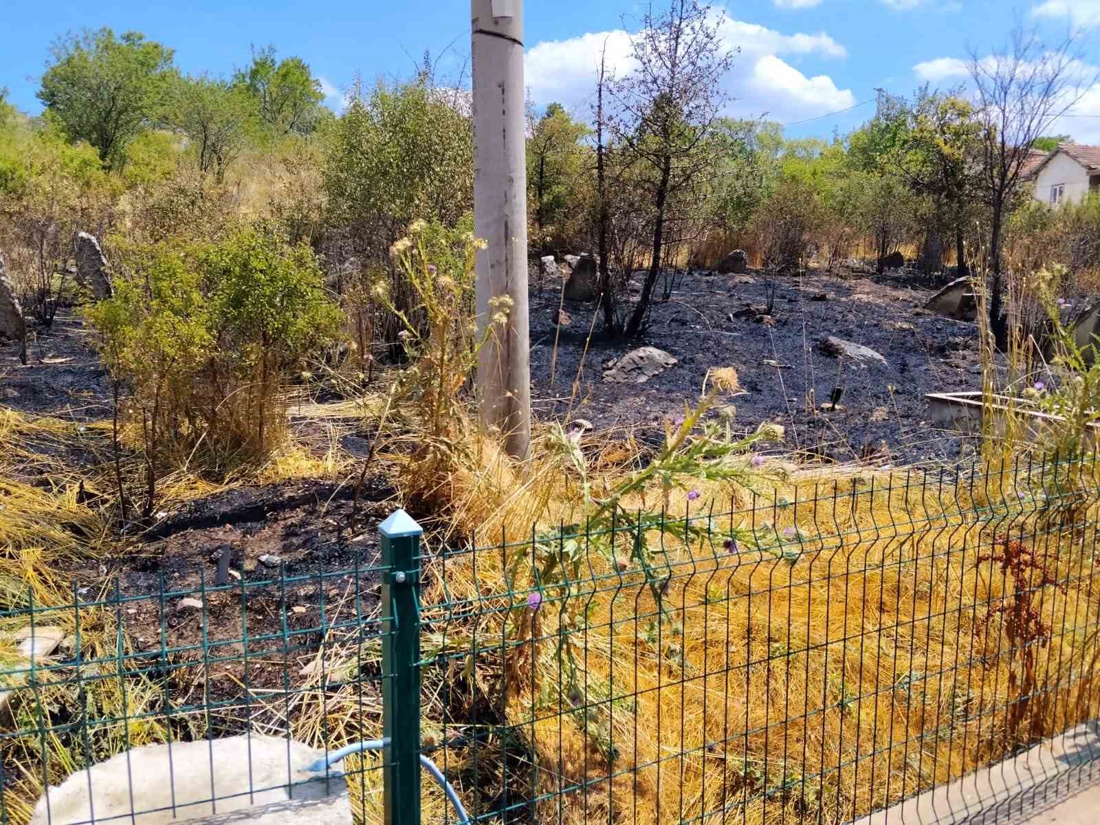 Emet’te mezarlıkta çıkan yangında 10 kabir zarar gördü