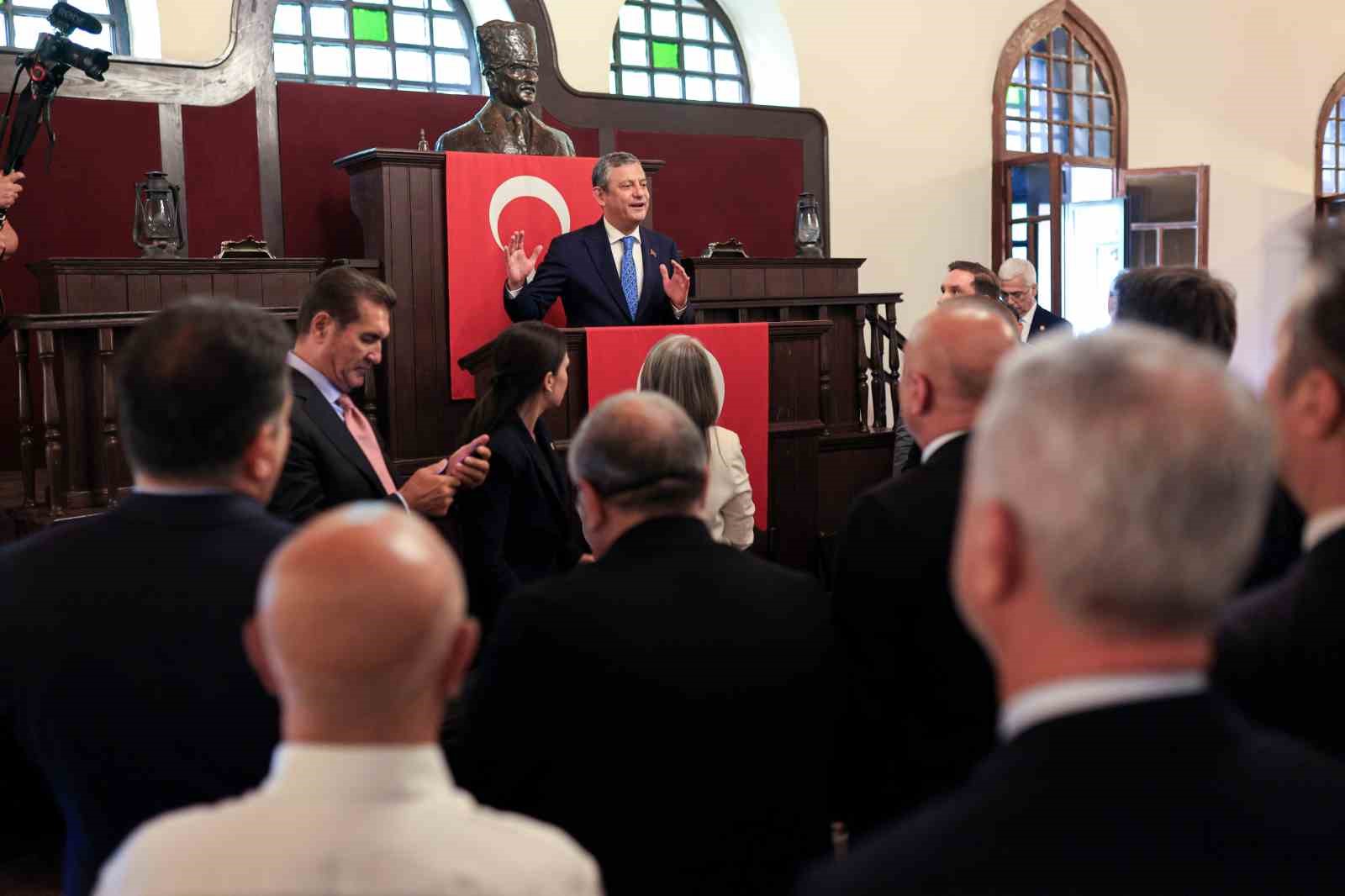 Özgür Özel: "YENİ Parti ilk kez ve son kez ana muhalefet partisi olarak bütçe çalışmalarına katılacak"