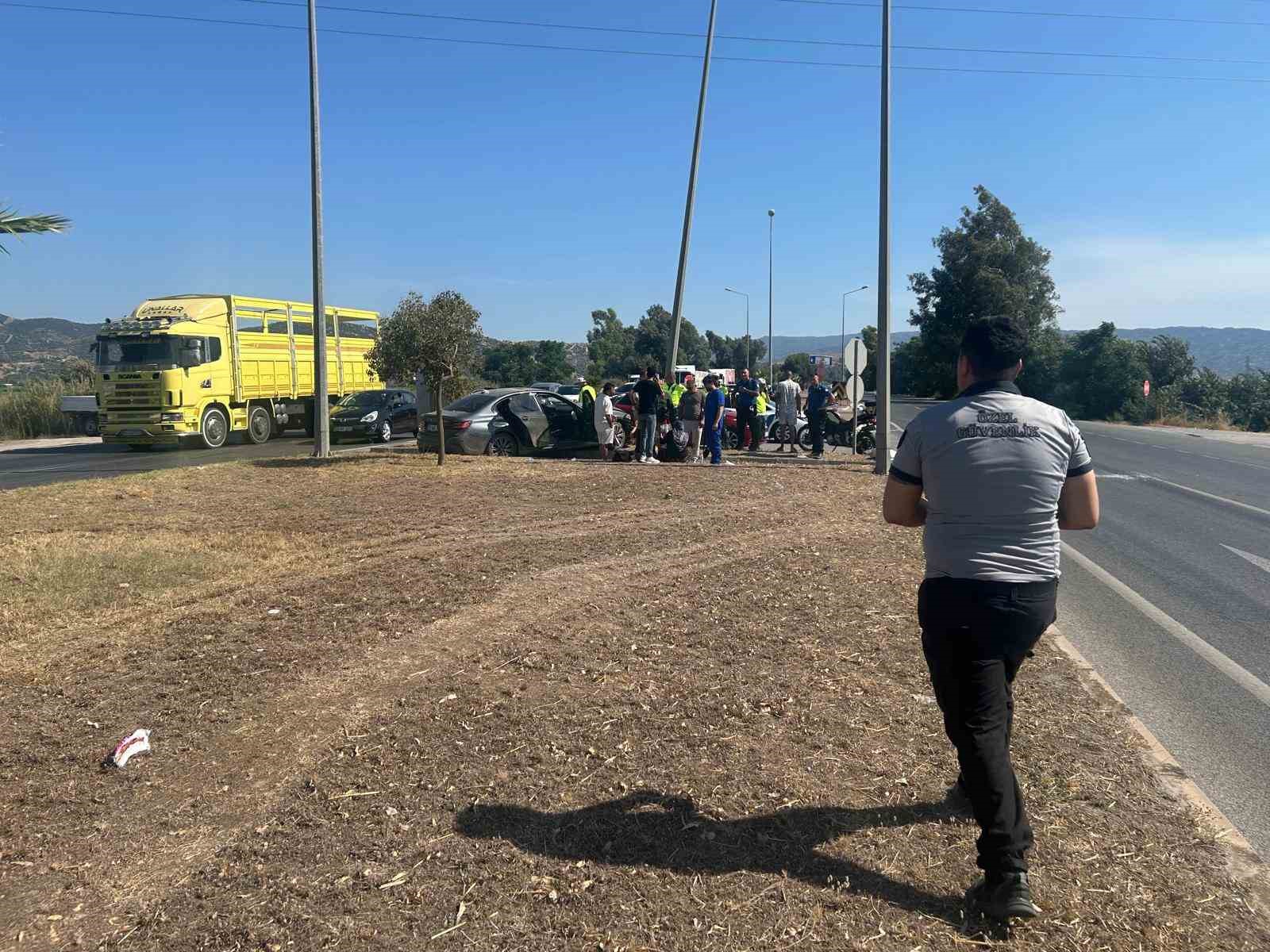 Otomobil aydınlatma direğine çarptı: 2 yaralı