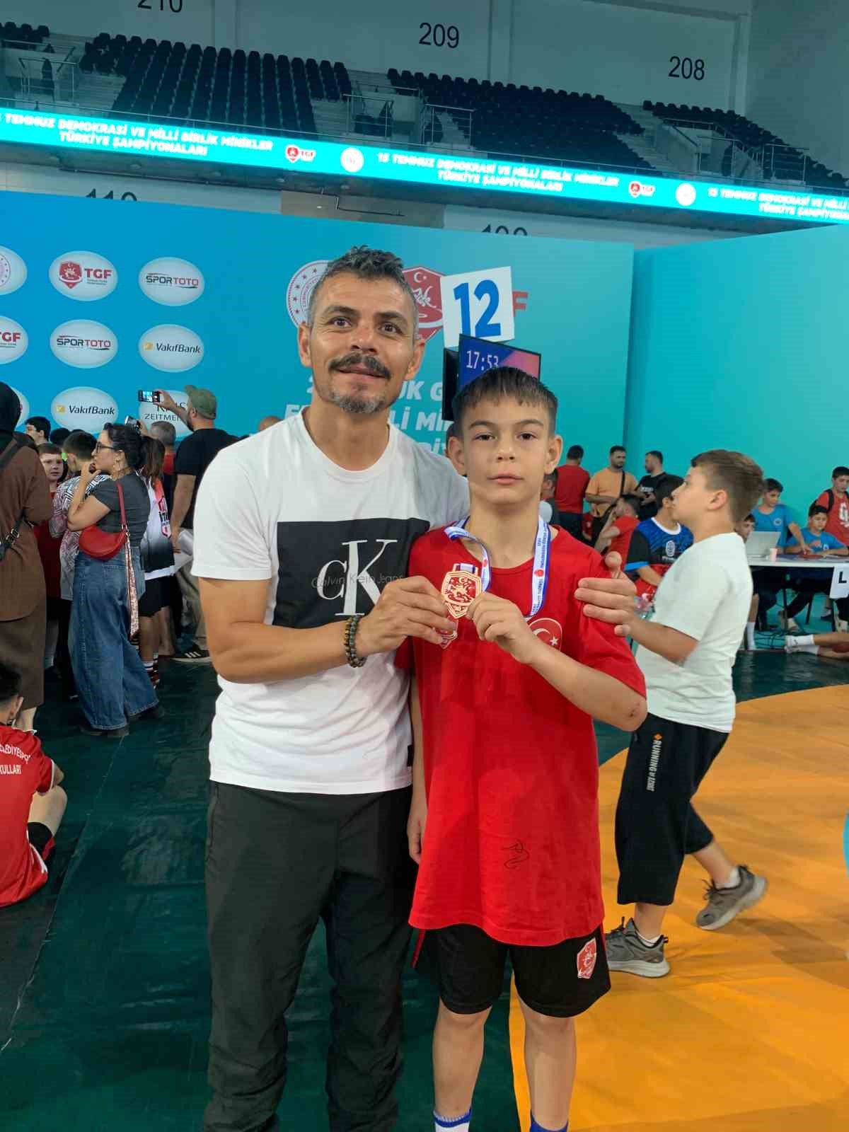 Eskişehirli minik güreşçi Ahmet Efe Aykol Türkiye 5’incisi oldu