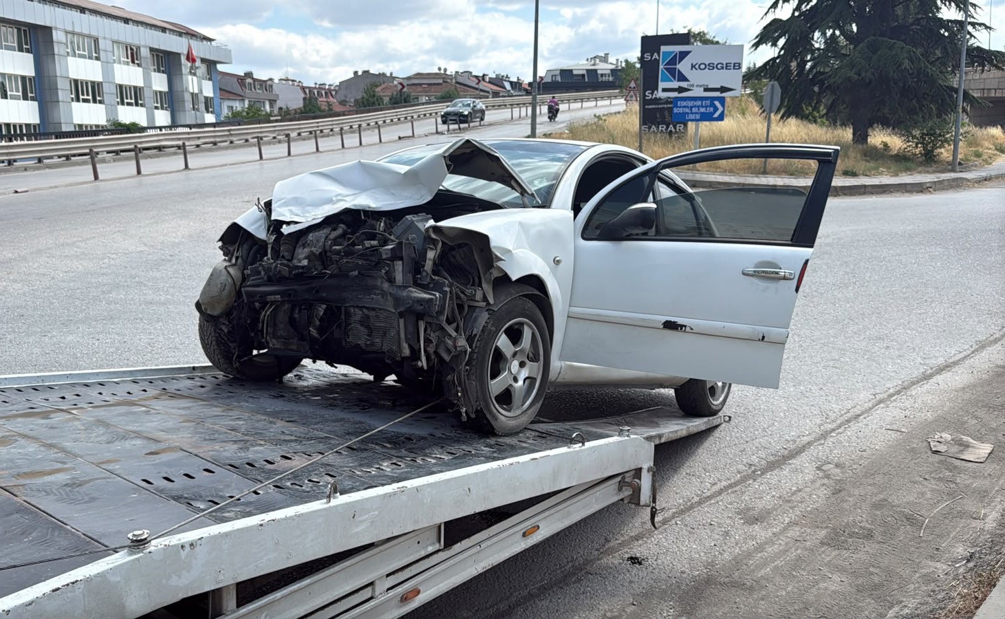 Eskişehir’de kafa kafaya çarpışan araçlar hurdaya döndü