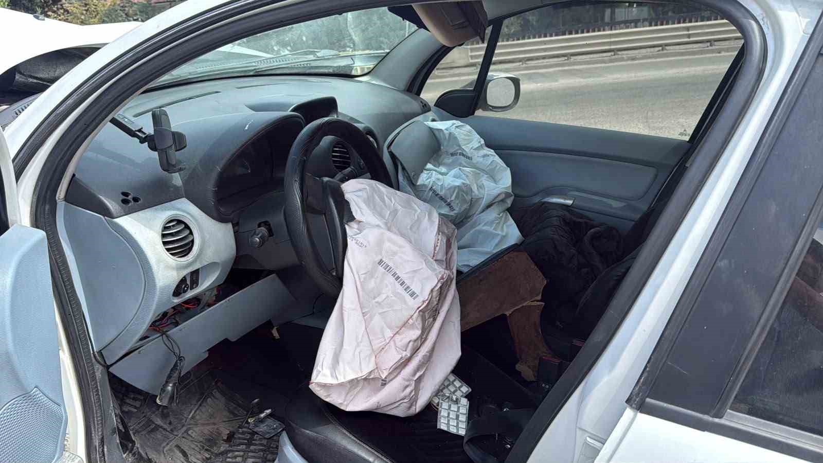 Eskişehir’de kafa kafaya çarpışan araçlar hurdaya döndü