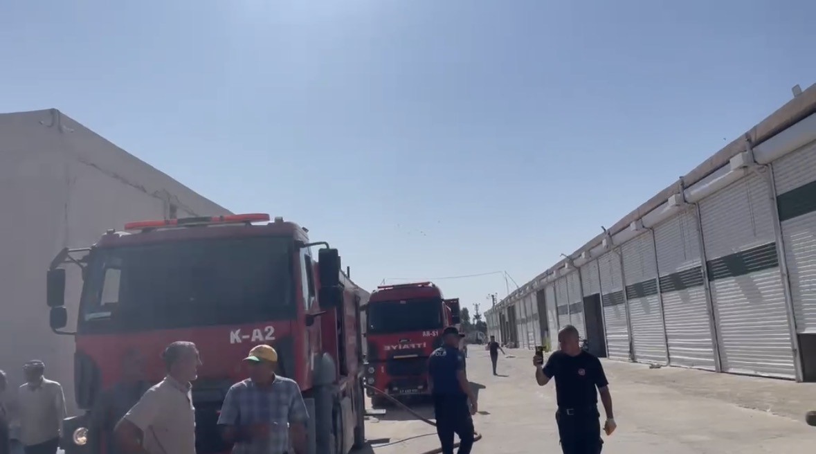 Mardin’de bir depoda çıkan yangında iş makinesi yandı