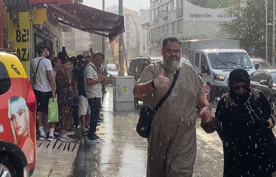 Antalya’da aniden bastıran yağmur, tatilcilere temmuz ayında şemsiye açtırdı