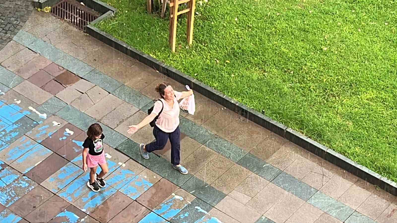 Antalya’da aniden bastıran yağmur, tatilcilere temmuz ayında şemsiye açtırdı
