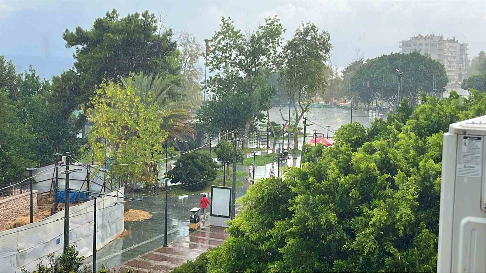Antalya’da aniden bastıran yağmur, tatilcilere temmuz ayında şemsiye açtırdı