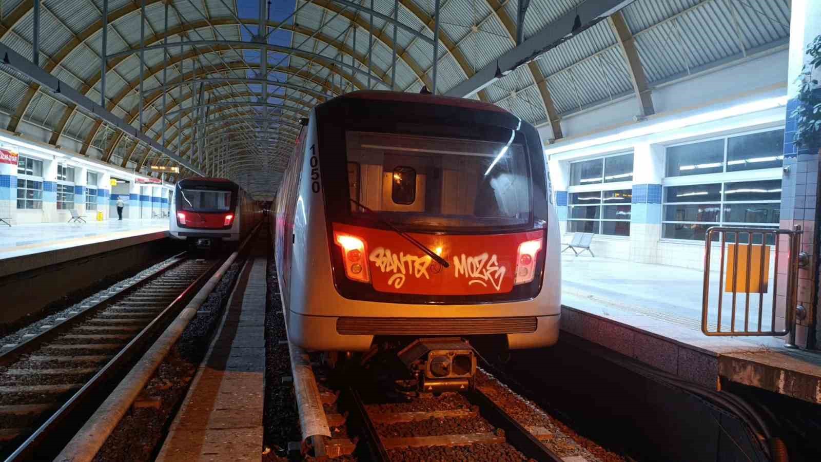 Ankara’da iki şahıs metro vagonlarına grafiti yaptı: O anlar güvenlik kamerasına yansıdı