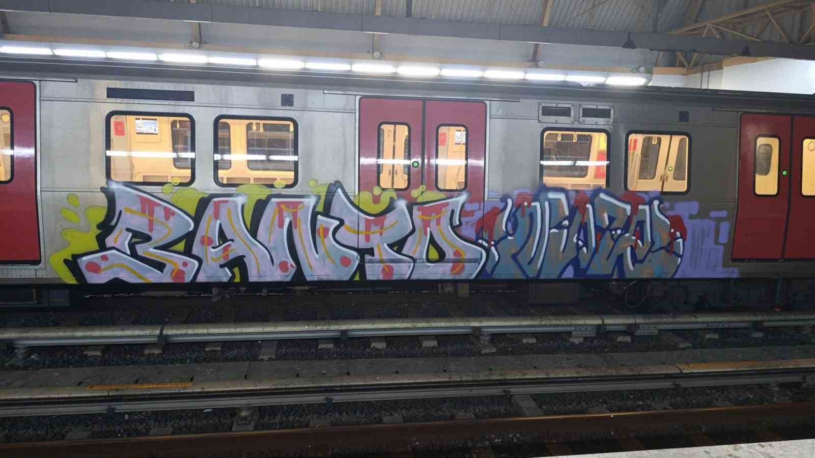 Ankara’da iki şahıs metro vagonlarına grafiti yaptı: O anlar güvenlik kamerasına yansıdı