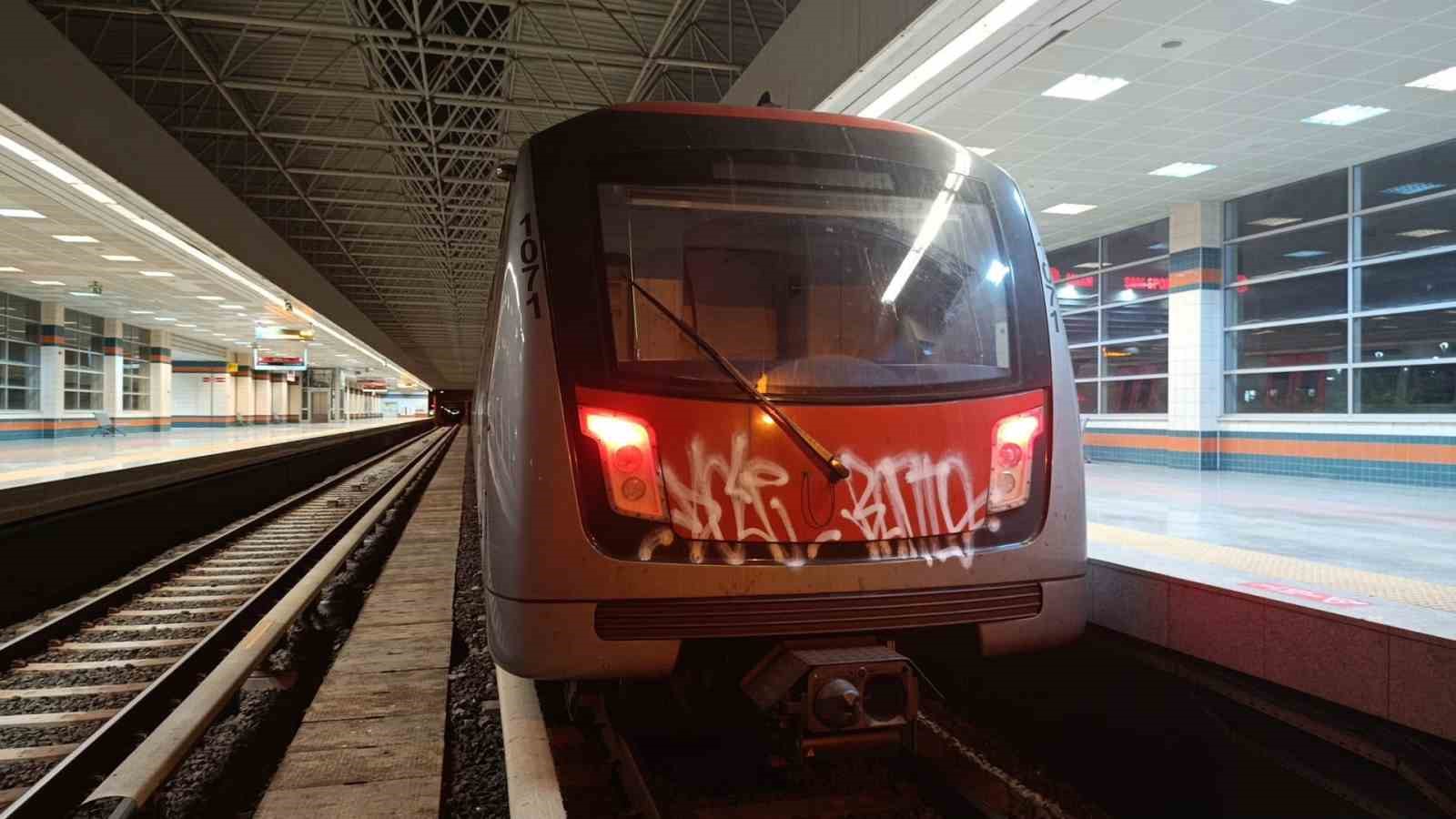 Ankara’da iki şahıs metro vagonlarına grafiti yaptı: O anlar güvenlik kamerasına yansıdı