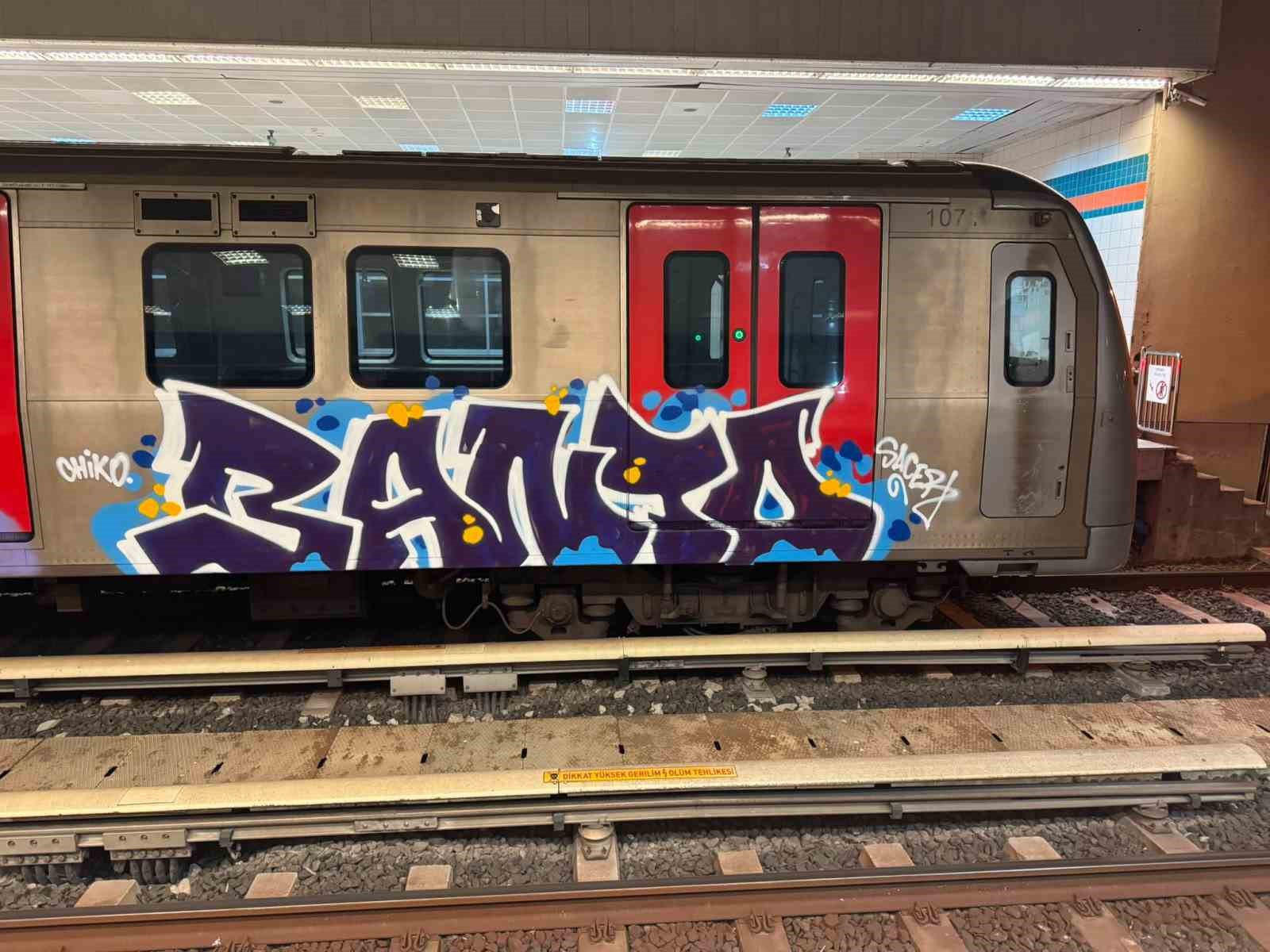 Ankara’da iki şahıs metro vagonlarına grafiti yaptı: O anlar güvenlik kamerasına yansıdı