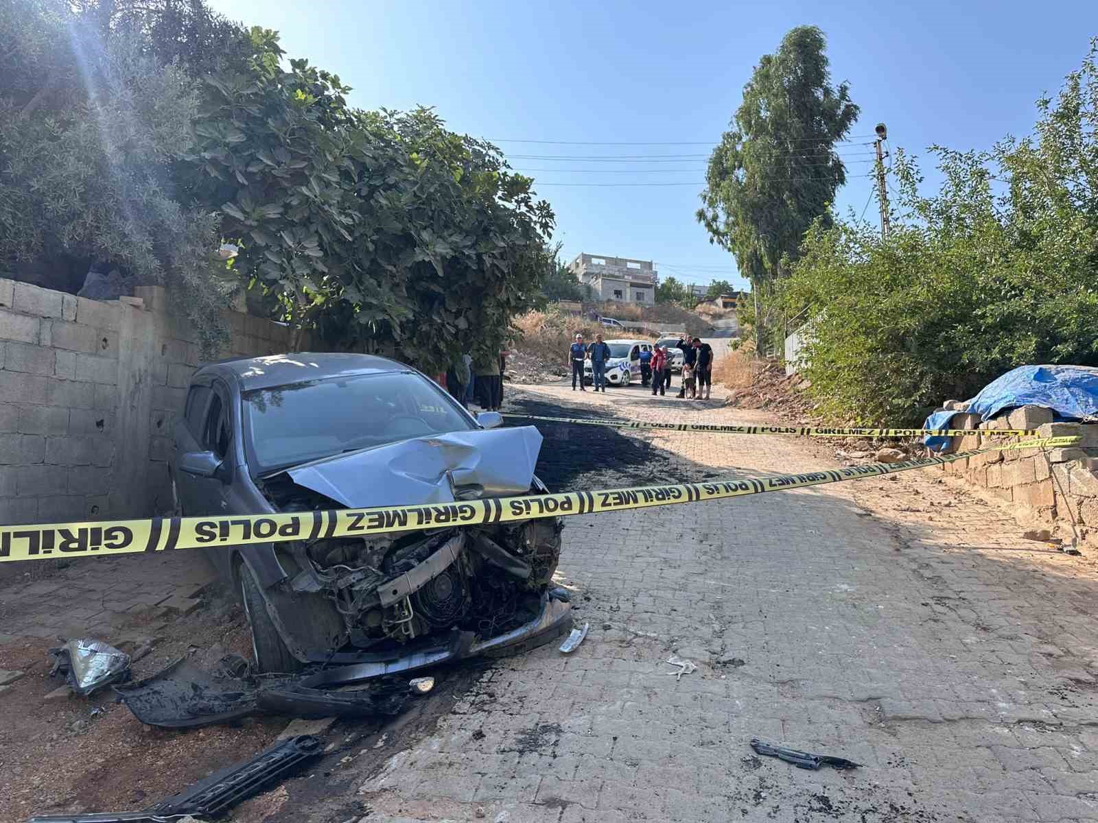 Yokuş aşağı inen otomobil iş makinesine çarptı: 1 ölü