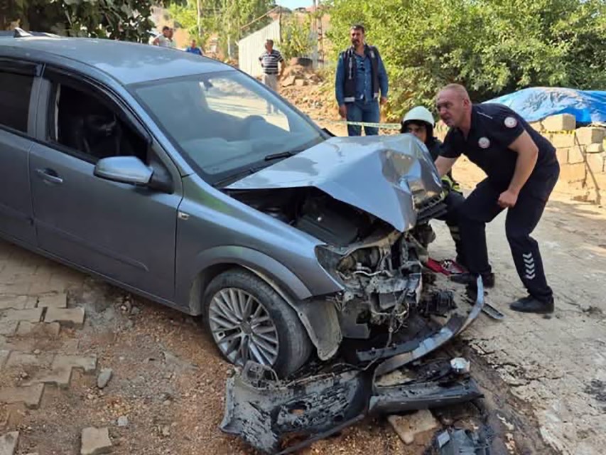 Yokuş aşağı inen otomobil iş makinesine çarptı: 1 ölü
