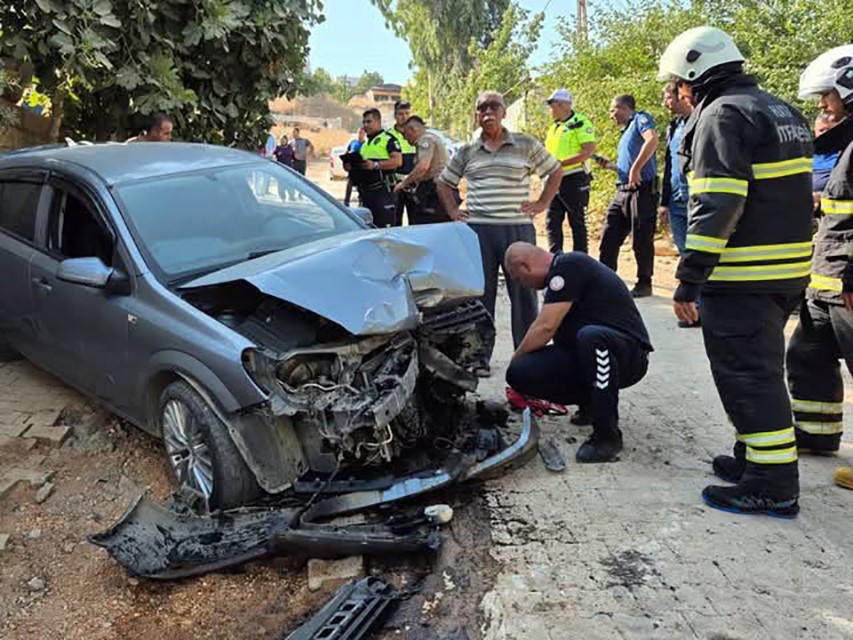 Yokuş aşağı inen otomobil iş makinesine çarptı: 1 ölü