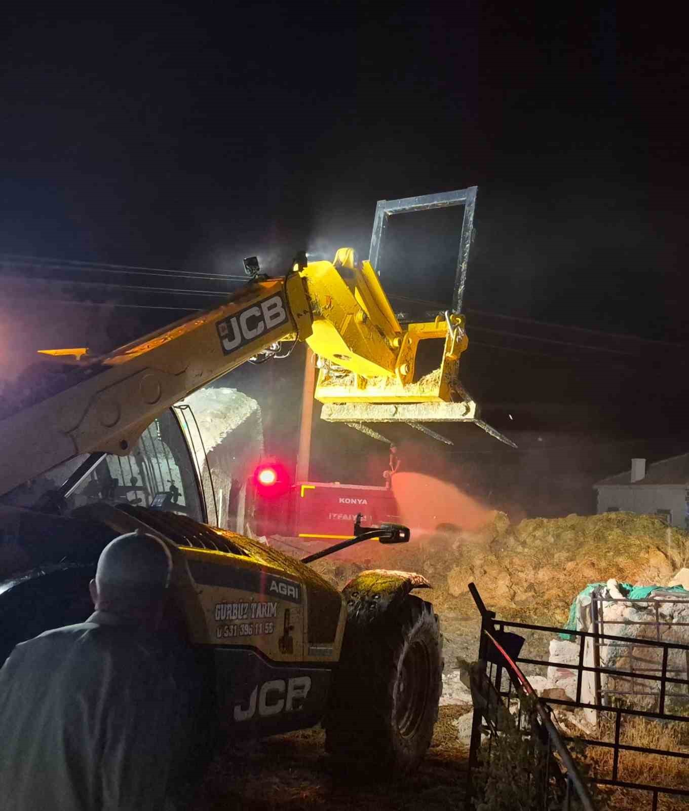 Karapınar’da 10 ton saman balyası yandı