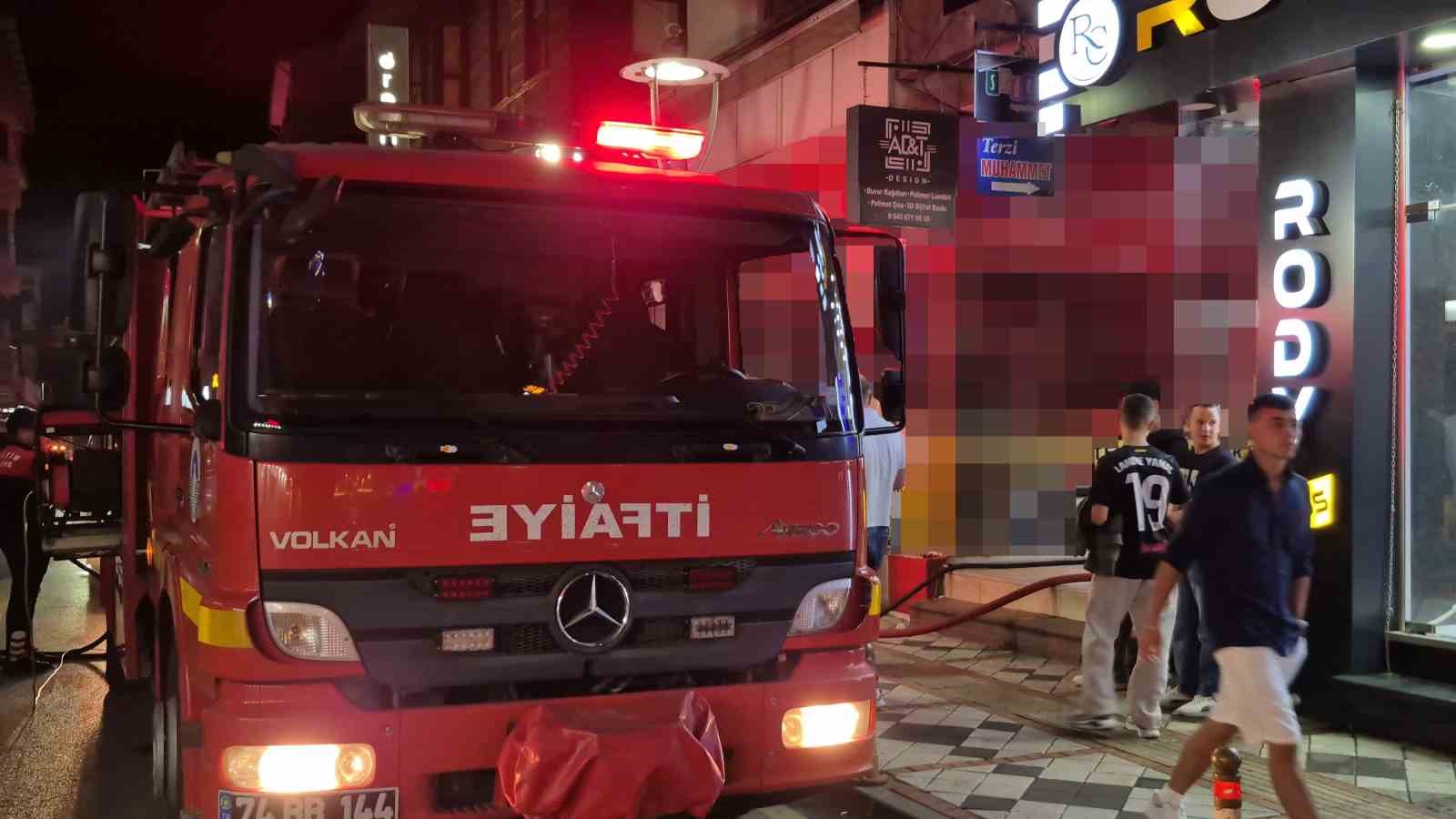 İş hanının tuvaletinde çıkan yangın paniğe neden oldu