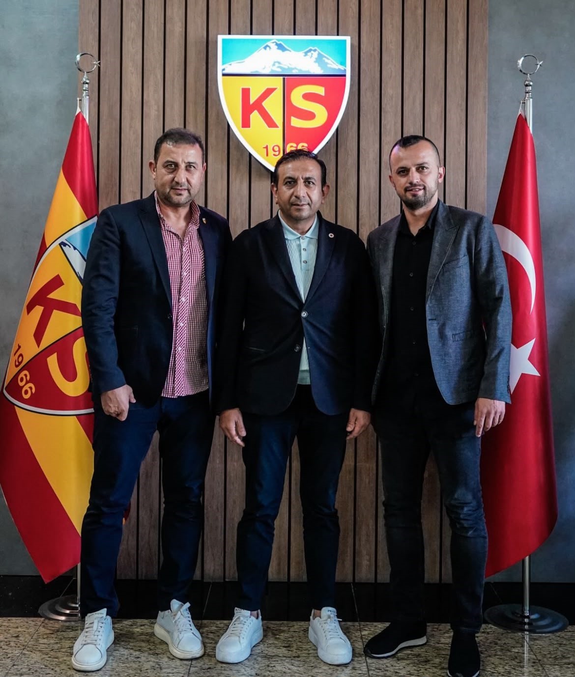 İlhan Parlak görevinden istifa etti