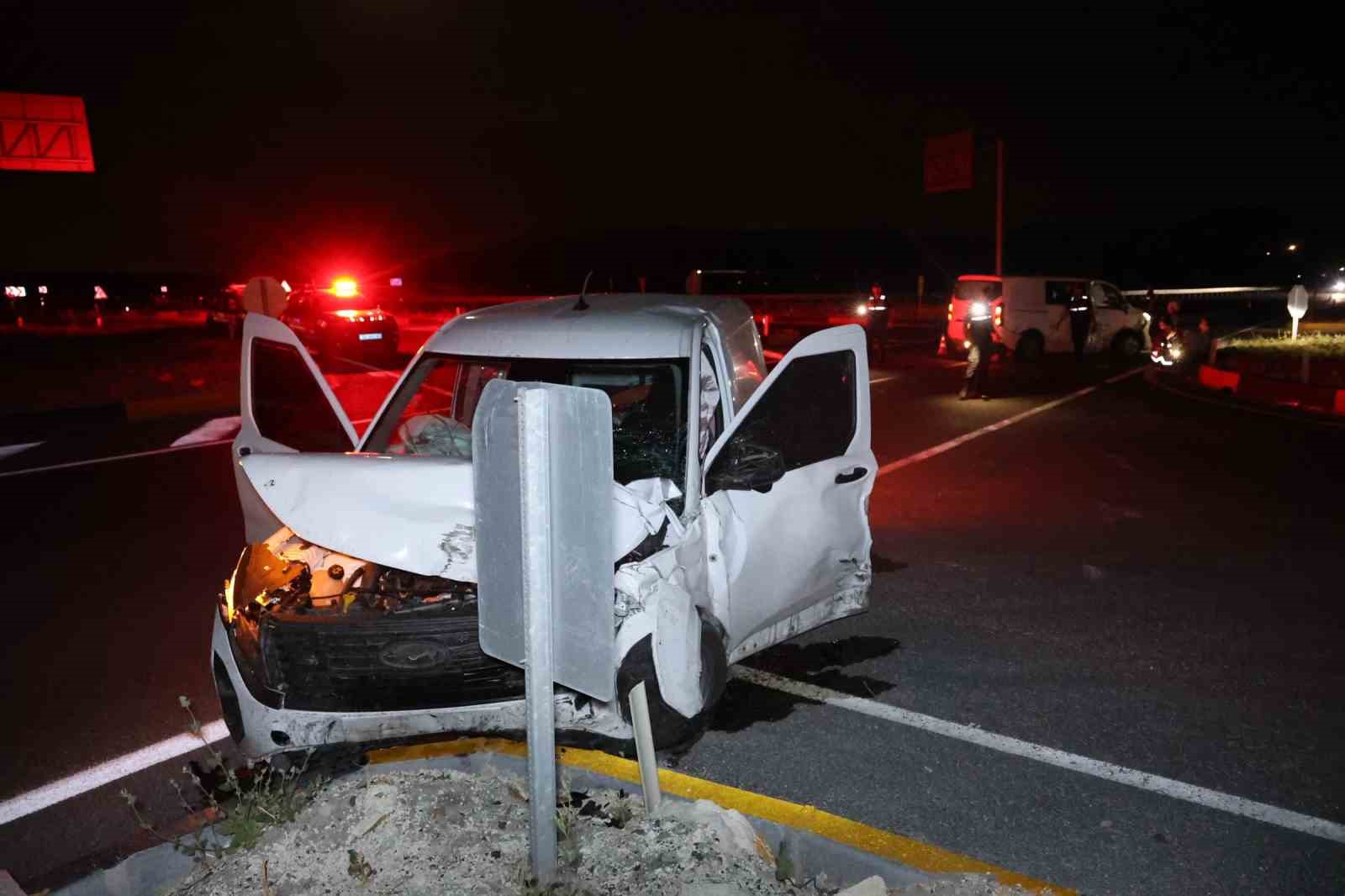 Minibüs ile hafif ticari araç çarpıştı: 5 yaralı