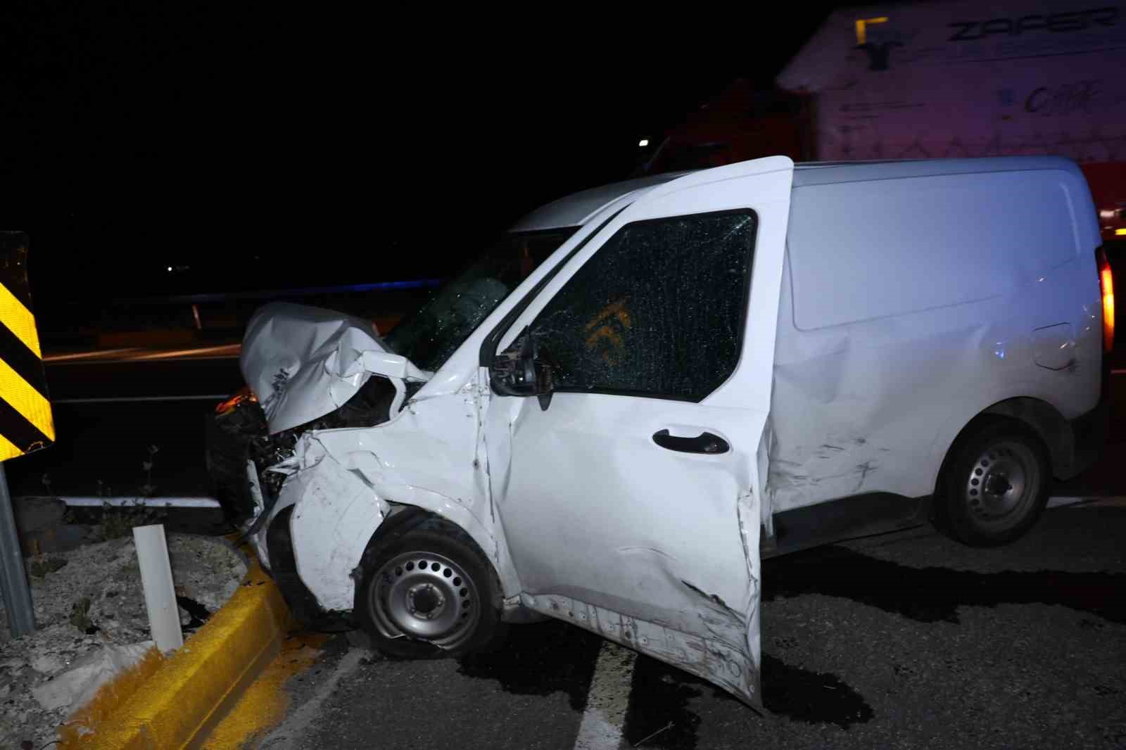Minibüs ile hafif ticari araç çarpıştı: 5 yaralı