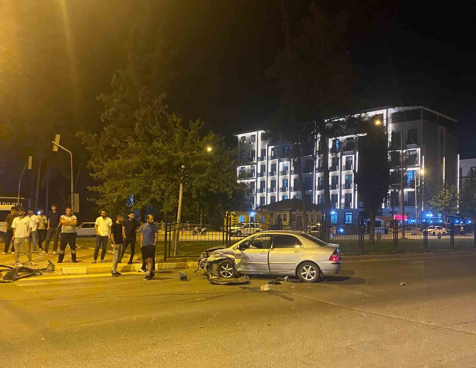 İki otomobil çarpıştı: 1 yaralı