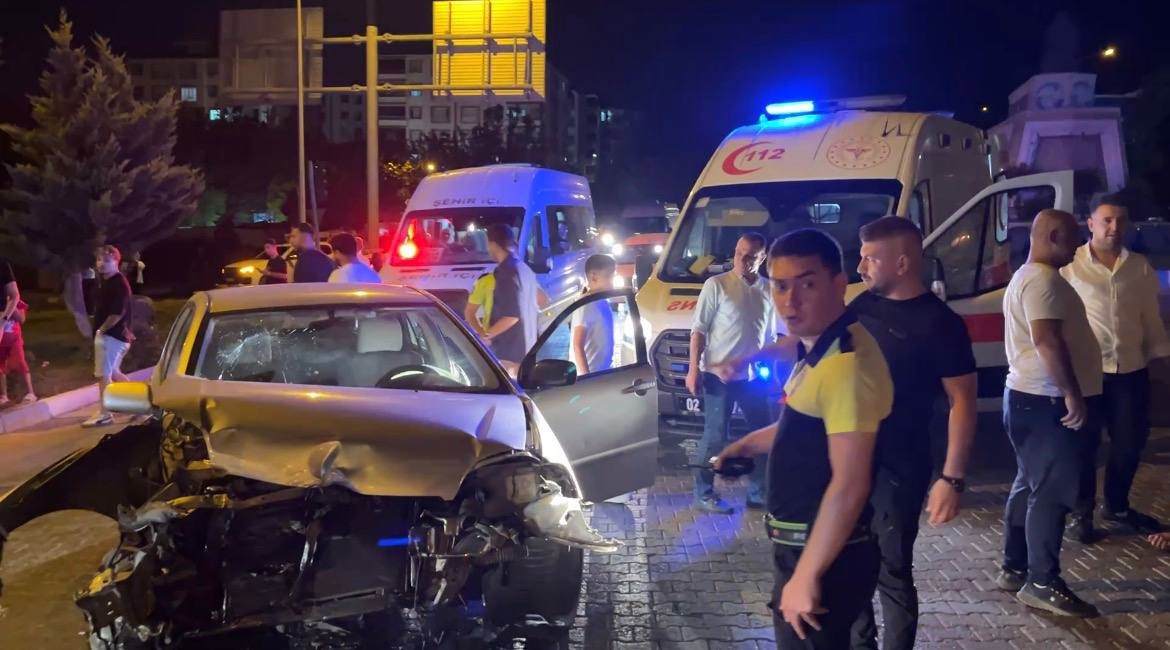 Adıyaman’da iki otomobilin çarpıştığı kazada 3 kişi yaralandı