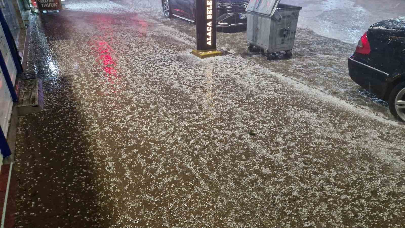 Alaca’da sağanak doluya dönüştü, cadde ve sokaklar beyaza büründü