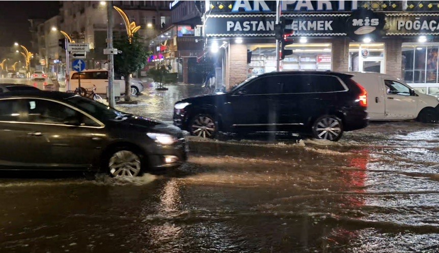 Alaca’da sağanak doluya dönüştü, cadde ve sokaklar beyaza büründü