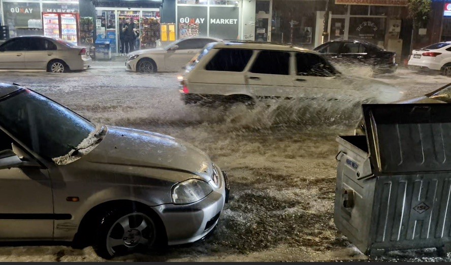 Alaca’da sağanak doluya dönüştü, cadde ve sokaklar beyaza büründü