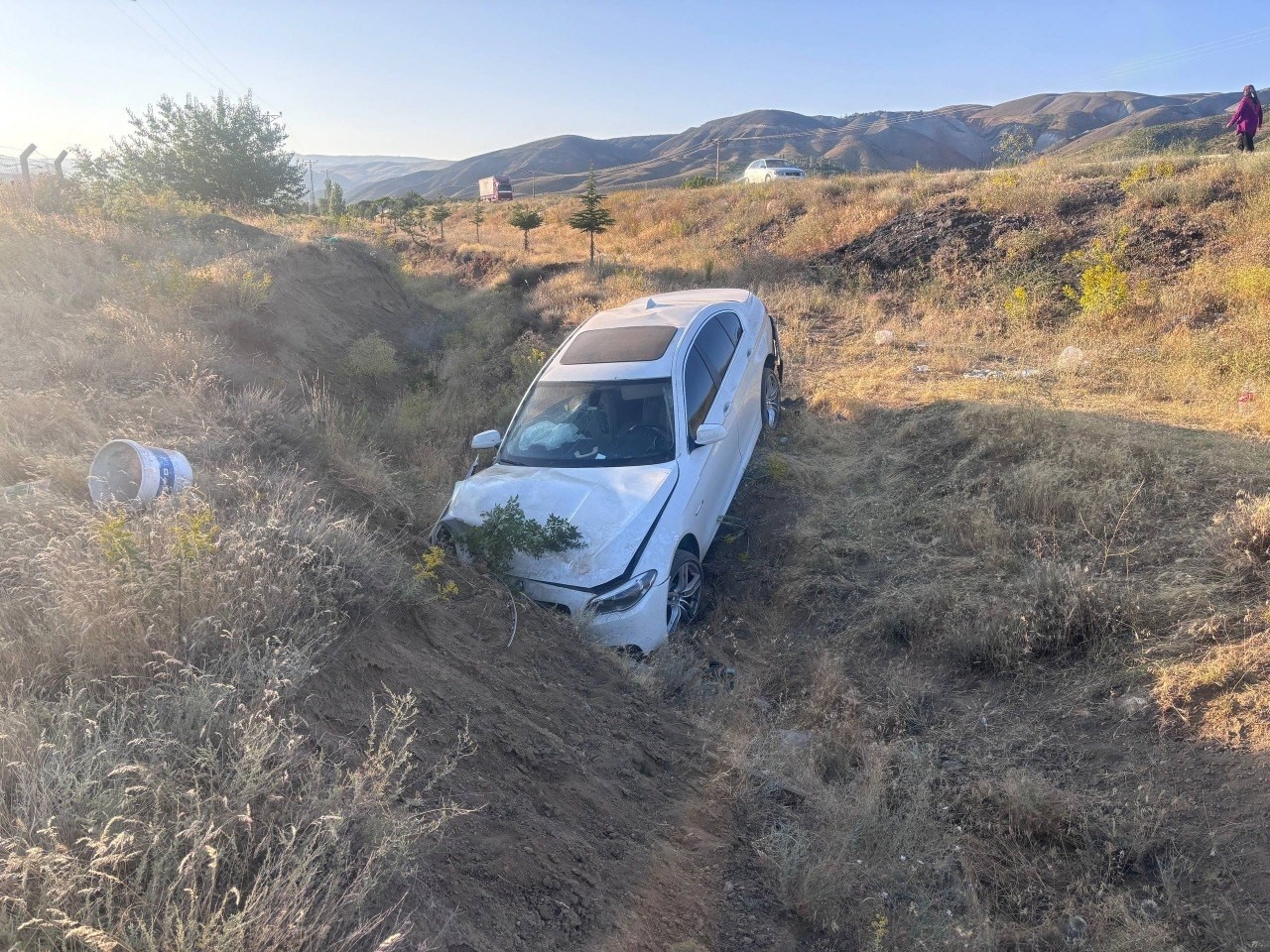 Erzincan’da otomobil yoldan çıktı: 3’ü çocuk 6 yaralı