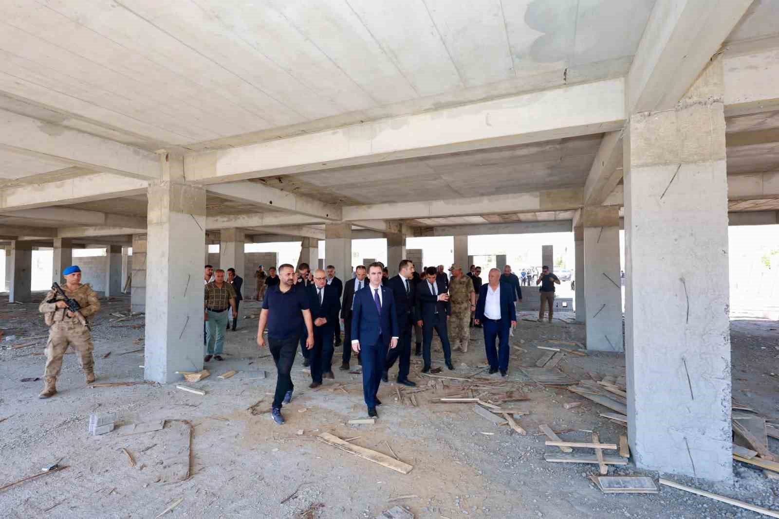 Bitlis Valisi Karakaya Güroymak’ta incelemelerde bulundu