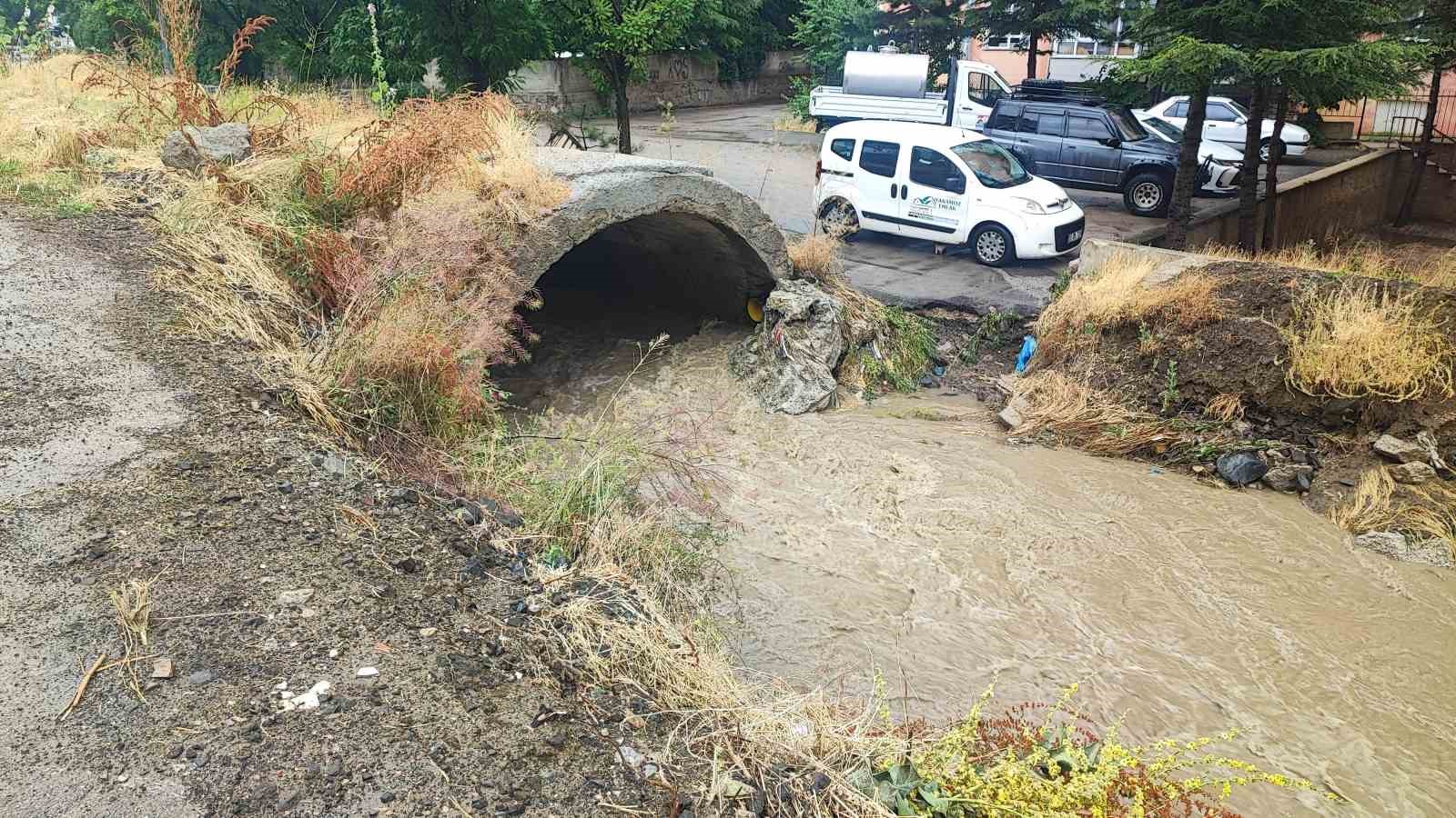 Yozgat’ta sağanak hayatı olumsuz etkiledi