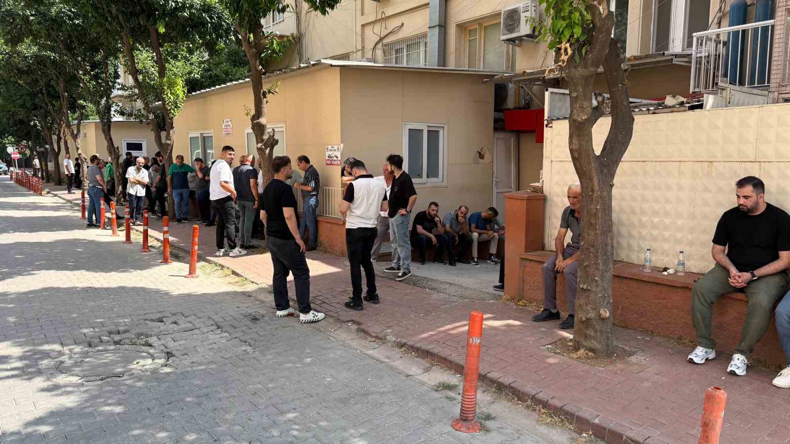 Kumarbaz bekçi, boşanma aşamasındaki eşini kızının yanında uyurken öldürmüş