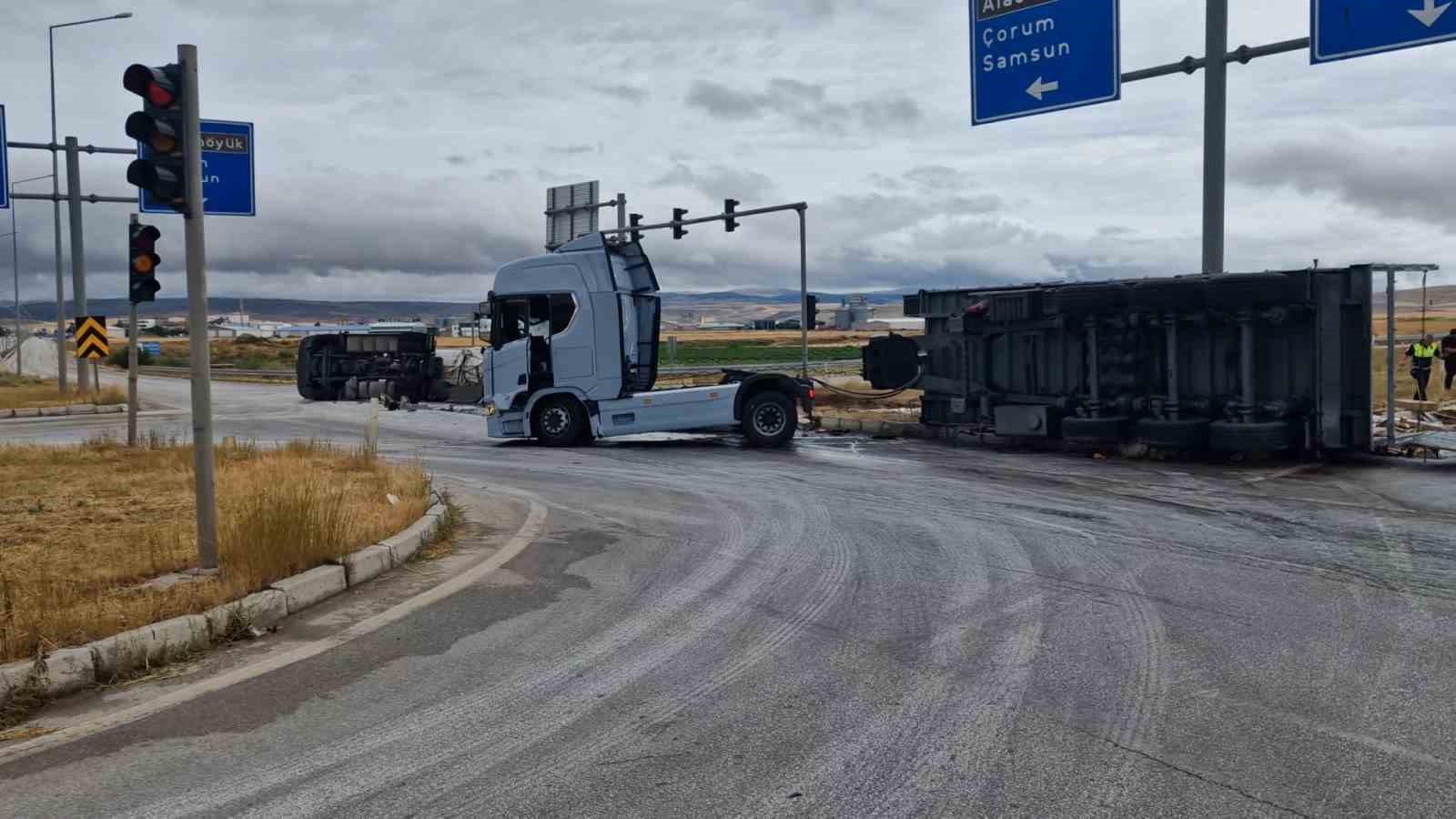 Çorum’da tır ile tankerin çarpıştı:2 yaralı