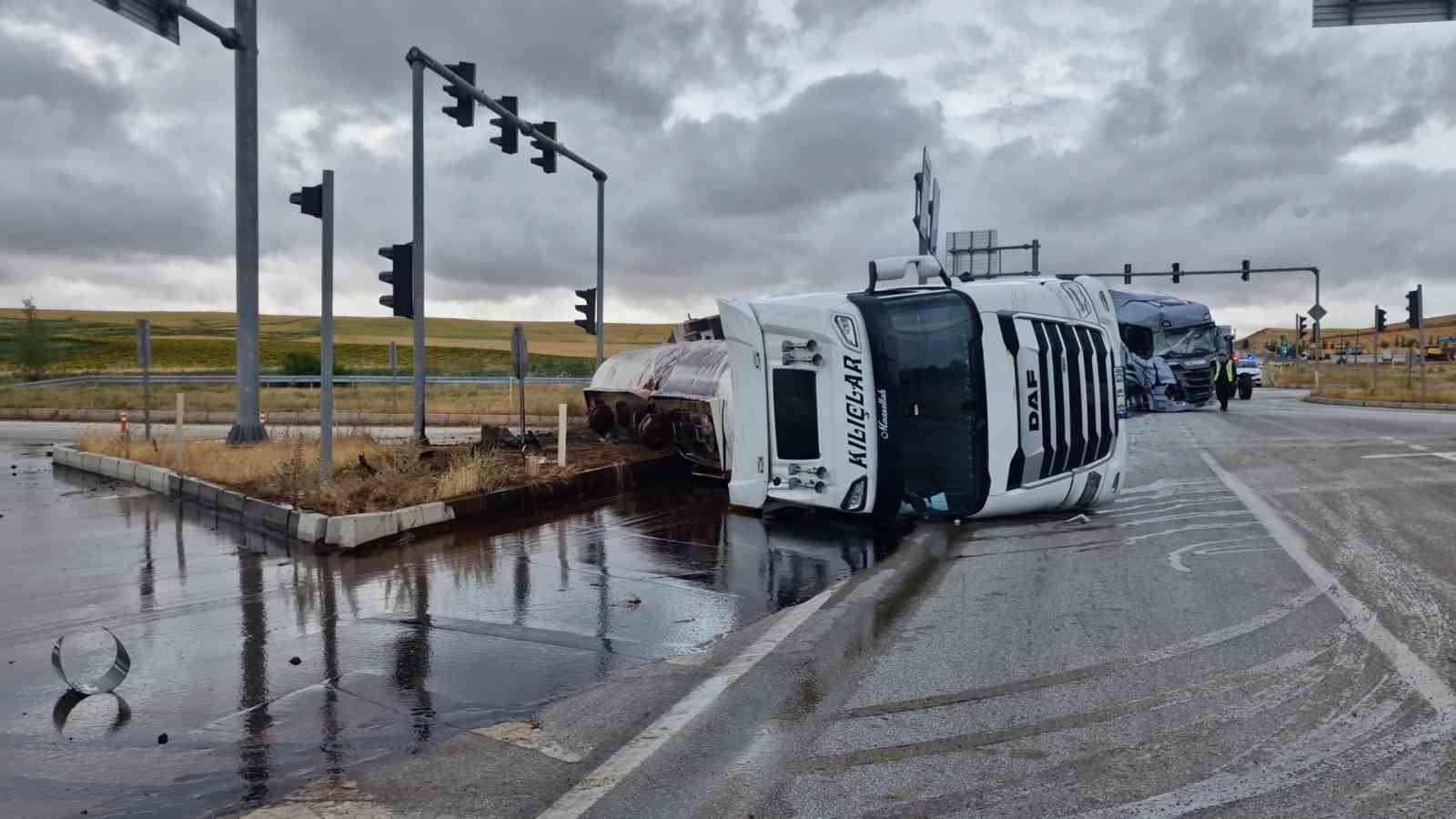 Çorum’da tır ile tankerin çarpıştı:2 yaralı