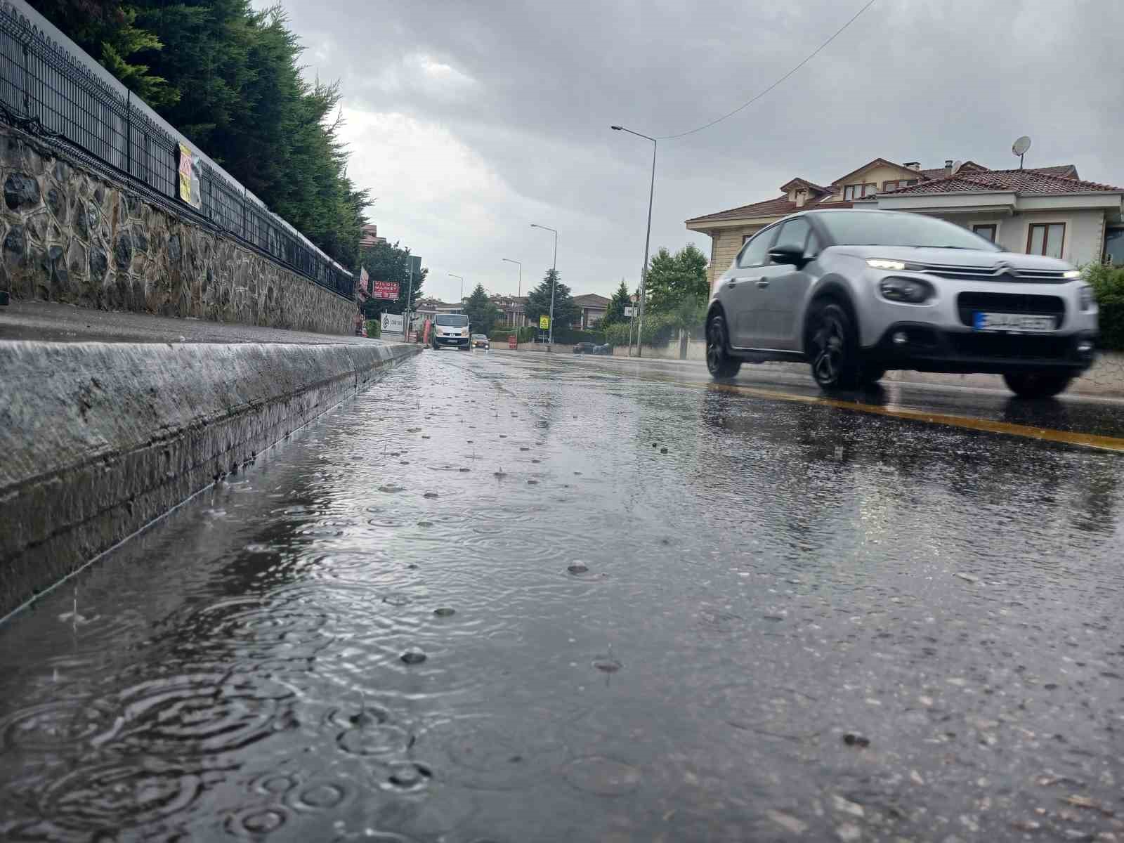 Sakarya’da sağanak hayatı olumsuz etkiledi